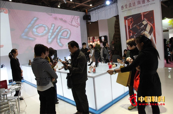 �Ї��V��Ьչȫ�������Ї��߶˳�ƷЬ��һչ